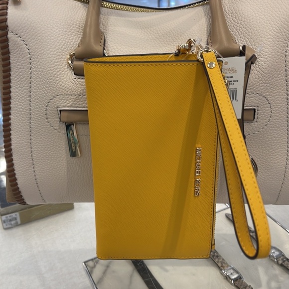 Michael Kors Jet Set Travel Large Double Zip Leather Wristlet phone holder
NWT - Picture 6 of 16